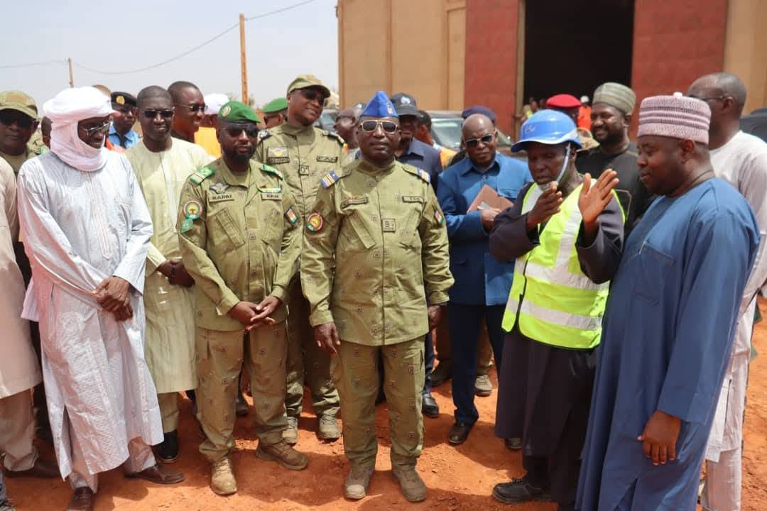 Le Colonel Boubacar Soumana Garanké, accompagné de hauts responsables, inspecte les chantiers urbains prioritaires de Niamey, illustrant la volonté politique de renforcer l’attractivité et la résilience de la capitale face aux défis climatiques.