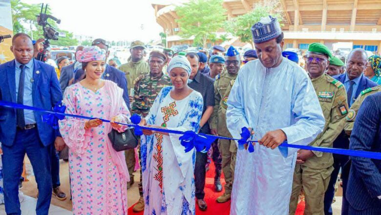 L’ouverture du FONAF et de l’UNIV-EXPO à Niamey met en lumière l’engagement du Niger en faveur de l’autonomisation des femmes et de la jeunesse, à travers deux événements dédiés à l’entrepreneuriat, la formation et l’orientation des nouveaux bacheliers.