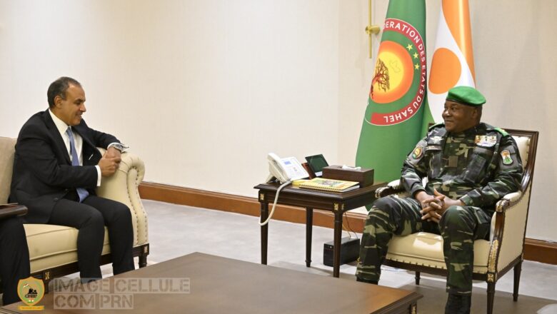 La rencontre entre le Président nigérien Abdourahamane Tiani et le Ministre égyptien des Affaires étrangères, porteur d’un message officiel du Président Abdel Fattah Al-Sisi, renforce le dialogue diplomatique entre Niamey et Le Caire, et témoigne d’une volonté commune d’intensifier les partenariats stratégiques au sommet de l’État.