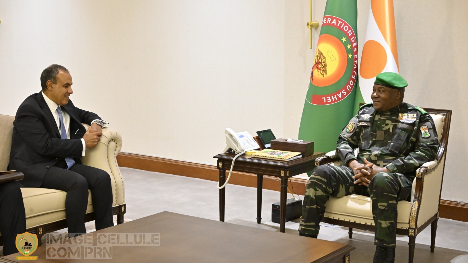 La rencontre entre le Président nigérien Abdourahamane Tiani et le Ministre égyptien des Affaires étrangères, porteur d’un message officiel du Président Abdel Fattah Al-Sisi, renforce le dialogue diplomatique entre Niamey et Le Caire, et témoigne d’une volonté commune d’intensifier les partenariats stratégiques au sommet de l’État.