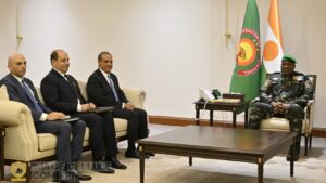La rencontre entre le Président nigérien Abdourahamane Tiani et le Ministre égyptien des Affaires étrangères, porteur d’un message officiel du Président Abdel Fattah Al-Sisi, renforce le dialogue diplomatique entre Niamey et Le Caire, et témoigne d’une volonté commune d’intensifier les partenariats stratégiques au sommet de l’État.