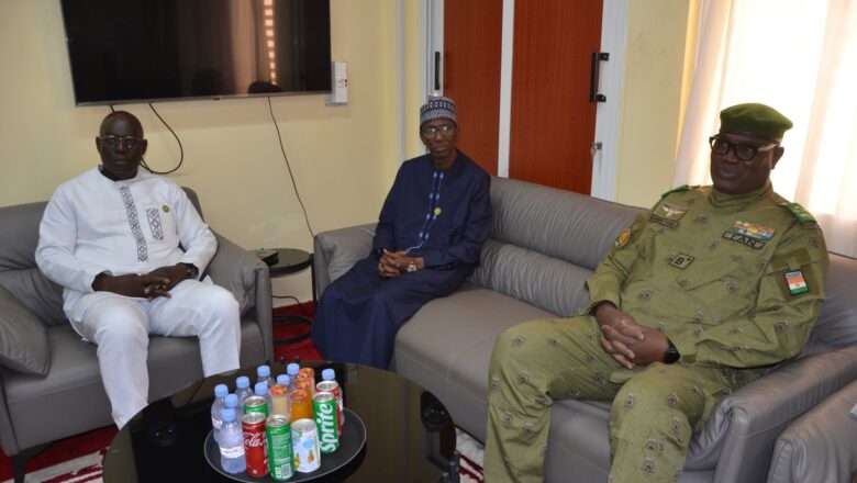 Le Ministre d'État, Mohamed TOUMBA, s’est entretenu à Niamey avec une délégation de l’AES pour accélérer la création d’une Union des collectivités territoriales, renforcer la coopération transfrontalière et promouvoir une gouvernance locale participative.