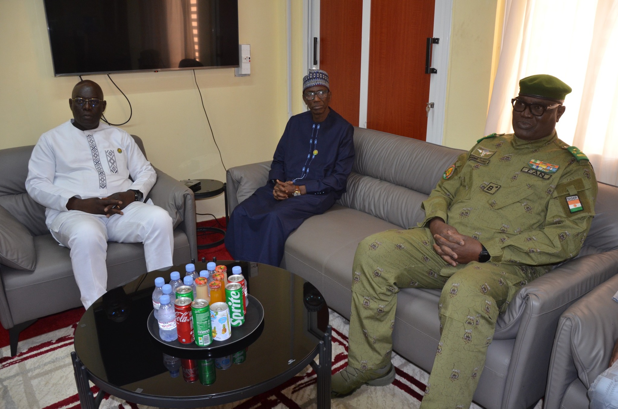 Le Ministre d'État, Mohamed TOUMBA, s’est entretenu à Niamey avec une délégation de l’AES pour accélérer la création d’une Union des collectivités territoriales, renforcer la coopération transfrontalière et promouvoir une gouvernance locale participative.