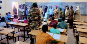 Ce jeudi 31 juillet 2025, Agadez a vibré au rythme du concours d’entrée aux Écoles d’Enfants de Troupe. Dans une ambiance solennelle, 143 candidats ont affronté les premières épreuves, portés par l’ambition de devenir les futurs piliers de la défense nationale. Une journée marquée par l’engagement, la discipline et l’espoir d’un avenir au service du Niger.