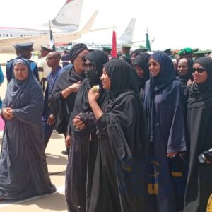 À Daura, le Nigeria a rendu un hommage national au président Muhammadu Buhari, saluant la mémoire d’un leader austère dont l’engagement pour la souveraineté et la rigueur continue de marquer l’histoire politique africaine.