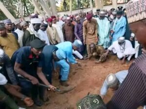 À Daura, le Nigeria a rendu un hommage national au président Muhammadu Buhari, saluant la mémoire d’un leader austère dont l’engagement pour la souveraineté et la rigueur continue de marquer l’histoire politique africaine.