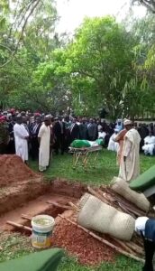 À Daura, le Nigeria a rendu un hommage national au président Muhammadu Buhari, saluant la mémoire d’un leader austère dont l’engagement pour la souveraineté et la rigueur continue de marquer l’histoire politique africaine.