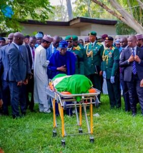 À Daura, le Nigeria a rendu un hommage national au président Muhammadu Buhari, saluant la mémoire d’un leader austère dont l’engagement pour la souveraineté et la rigueur continue de marquer l’histoire politique africaine.