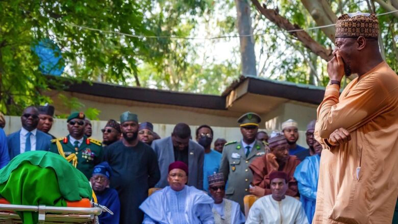 À Daura, le Nigeria a rendu un hommage national au président Muhammadu Buhari, saluant la mémoire d’un leader austère dont l’engagement pour la souveraineté et la rigueur continue de marquer l’histoire politique africaine.