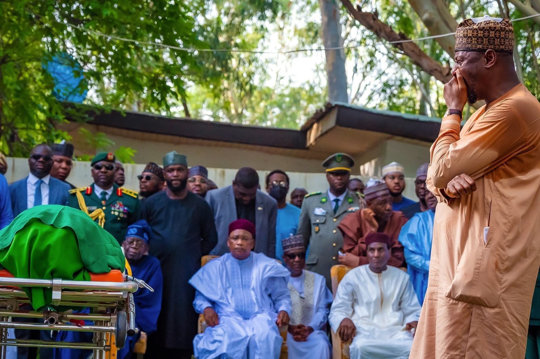 À Daura, le Nigeria a rendu un hommage national au président Muhammadu Buhari, saluant la mémoire d’un leader austère dont l’engagement pour la souveraineté et la rigueur continue de marquer l’histoire politique africaine.