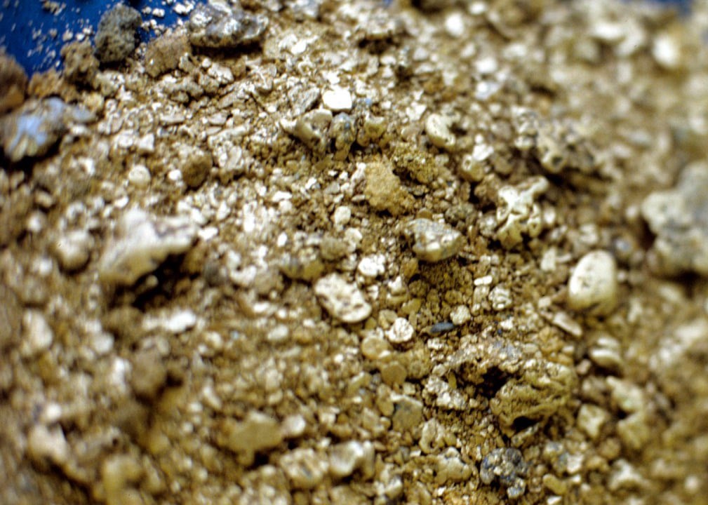 Le Mali redémarre la mine de Loulo-Gounkoto en vendant une tonne d’or, défiant le géant Barrick Gold et lançant un bras de fer sur fond de souveraineté économique et tensions juridiques.