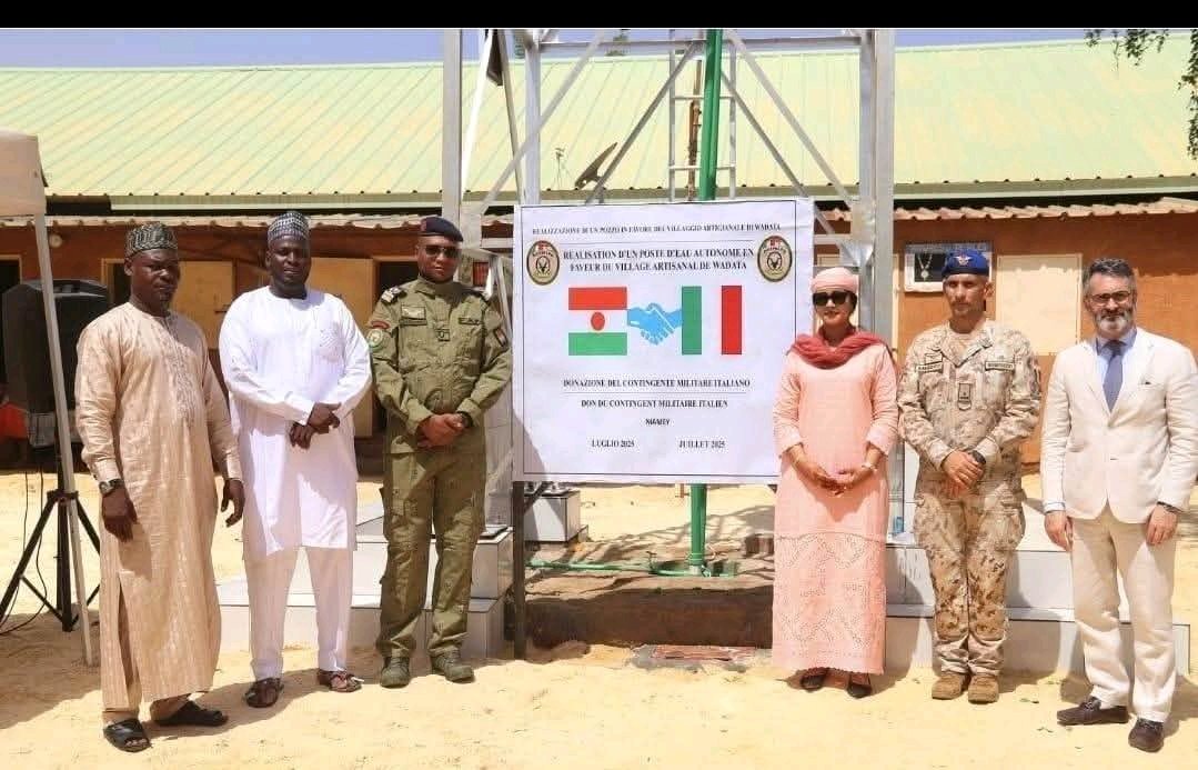 À Niamey, l’inauguration d’un forage au Village artisanal de Wadata, financé par l’Italie, offre un souffle vital aux artisans nigériens,
