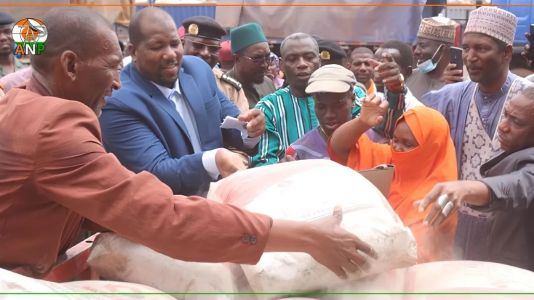 À Niamey, le gouvernement nigérien lance une opération nationale de distribution de ciment à prix réduit, illustrant son engagement pour une reconstruction inclusive, durable et résiliente face aux vulnérabilités climatiques et sociales.