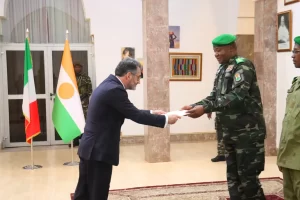 Niamey accueille six nouveaux ambassadeurs, posant les bases d’une coopération renforcée dans des domaines clés comme la sécurité, le commerce et le développement durable.