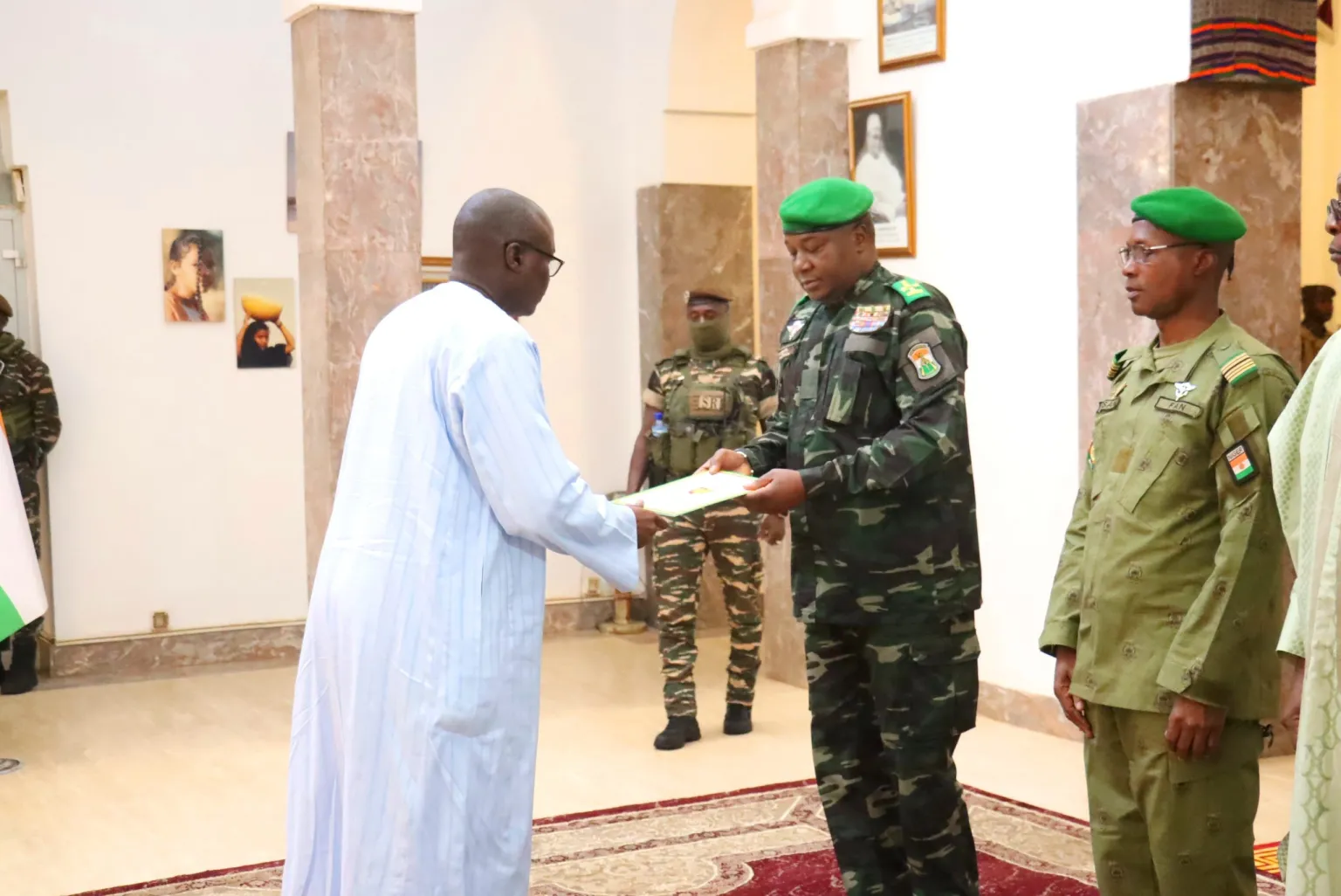 Niamey accueille six nouveaux ambassadeurs, posant les bases d’une coopération renforcée dans des domaines clés comme la sécurité, le commerce et le développement durable.