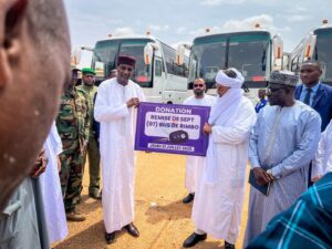 Rimbo et STM offrent 14 bus flambant neufs pour soutenir les étudiants nigériens, un geste fort salué par Ali Mahamane Lamine Zeine dans un contexte de refondation nationale.