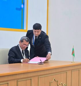 Le Burkina Faso signe un accord de consultations politiques avec le Turkménistan, affirmant sa souveraineté diplomatique et sa volonté de diversifier ses alliances sur la scène mondiale.