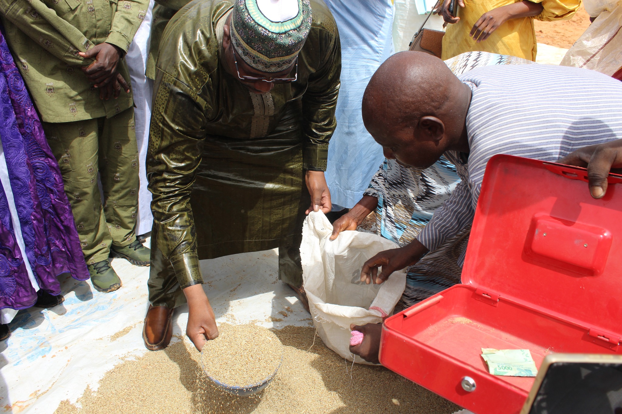 À Ouallam, le Niger a lancé une vaste opération de distribution et de vente à prix réduit de vivres essentiels pour soutenir les ménages vulnérables, une mesure d'urgence saluée comme un pilier de solidarité nationale.