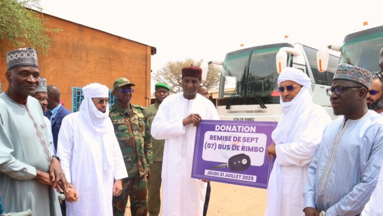 Rimbo et STM offrent 14 bus flambant neufs pour soutenir les étudiants nigériens, un geste fort salué par Ali Mahamane Lamine Zeine dans un contexte de refondation nationale.