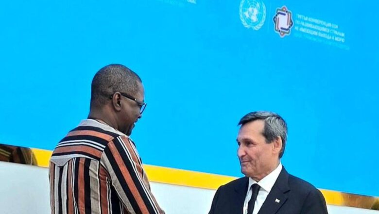 Le Burkina Faso signe un accord de consultations politiques avec le Turkménistan, affirmant sa souveraineté diplomatique et sa volonté de diversifier ses alliances sur la scène mondiale.