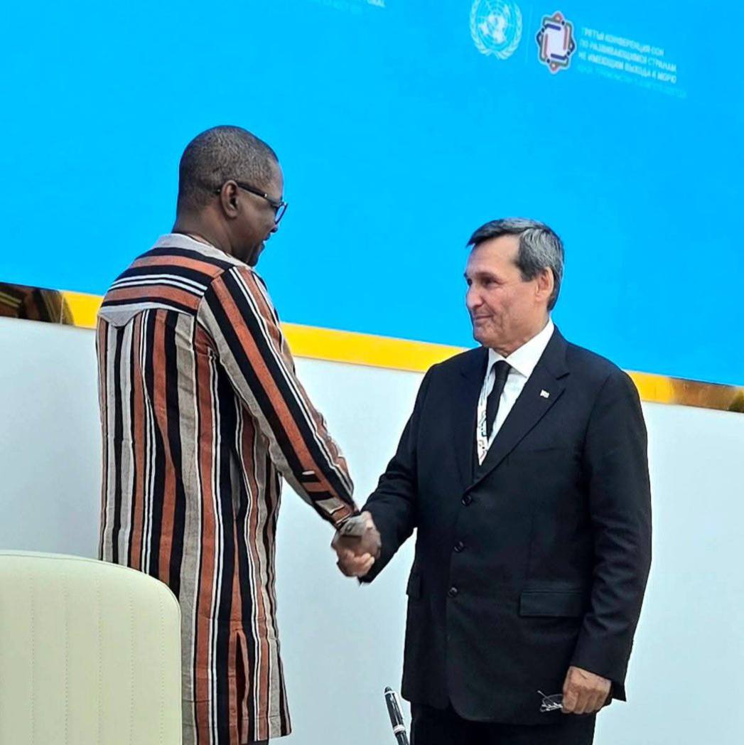 Le Burkina Faso signe un accord de consultations politiques avec le Turkménistan, affirmant sa souveraineté diplomatique et sa volonté de diversifier ses alliances sur la scène mondiale.