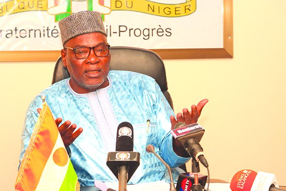 La réaffectation d’un juge ayant relaxé deux jeunes femmes pour outrage à la pudeur soulève des interrogations sur l’indépendance