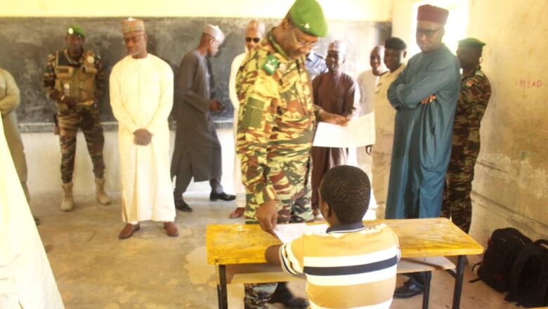 À Diffa, le Gouverneur Mahamadou Ibrahim Bagadoma a lancé le concours d’entrée au Collège Scientifique de Niamey, mobilisant huit jeunes candidats dans une démarche régionale en faveur de l’excellence éducative et scientifique.