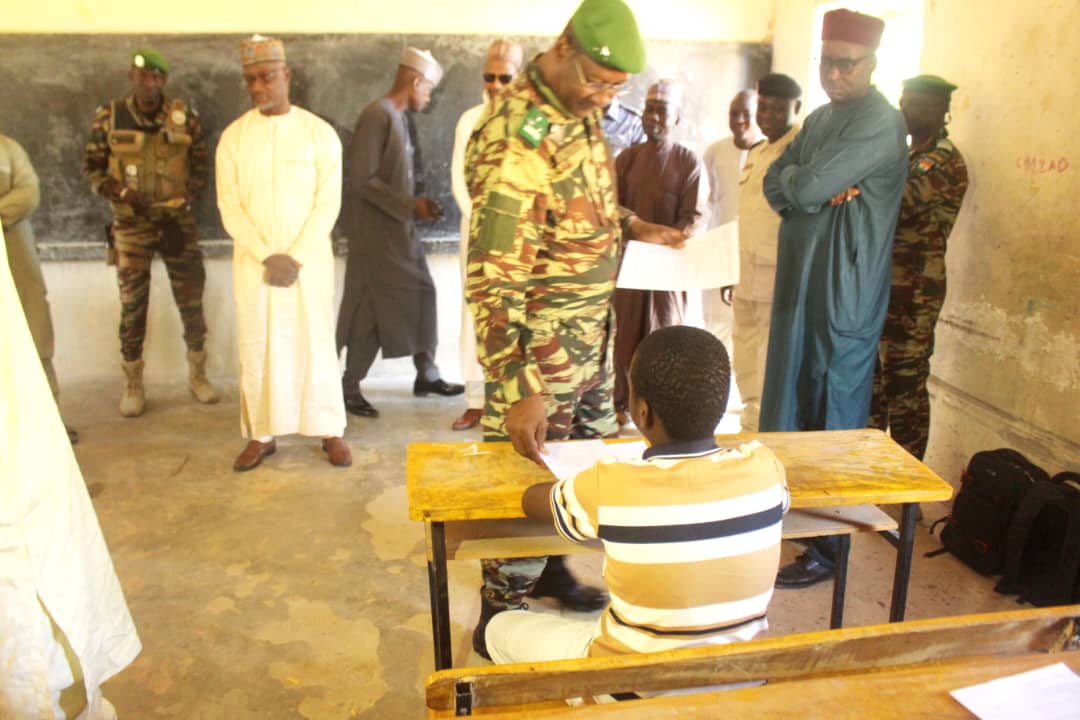 À Diffa, le Gouverneur Mahamadou Ibrahim Bagadoma a lancé le concours d’entrée au Collège Scientifique de Niamey, mobilisant huit jeunes candidats dans une démarche régionale en faveur de l’excellence éducative et scientifique.
