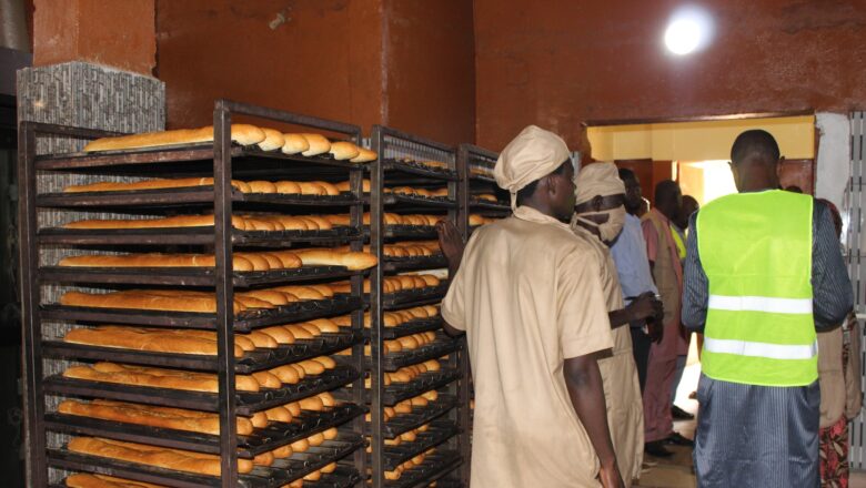 À Niamey, le gouvernement nigérien intensifie les inspections dans les boulangeries pour garantir un pain sain et conforme aux normes sanitaires. Neuf établissements ont été fermés, et des contrôles renforcés sont annoncés pour protéger les consommateurs et améliorer la sécurité alimentaire