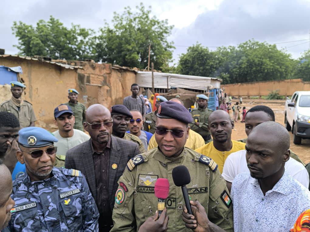 À Niamey, les jeunes de Boukoki Pavé sont célébrés pour avoir pavé leur quartier, une initiative citoyenne exemplaire qui illustre l’impact de l’engagement local sur le développement urbain.