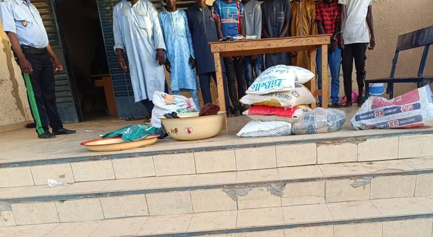 À Tanout, huit malfaiteurs ont été arrêtés et un important butin récupéré lors d’une opération menée par la police nationale, mettant fin à un réseau de vol de bétail et de fraude municipale.