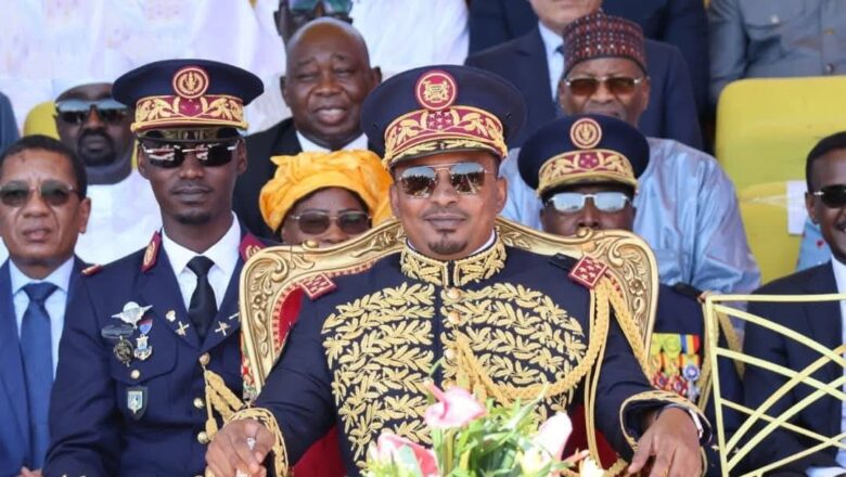 À N’Djaména, le maréchal Mahamat Idriss Déby Itno célèbre les 65 ans d’indépendance du Tchad par une parade militaire impressionnante, appelant à l’unité nationale et à la vigilance sécuritaire.