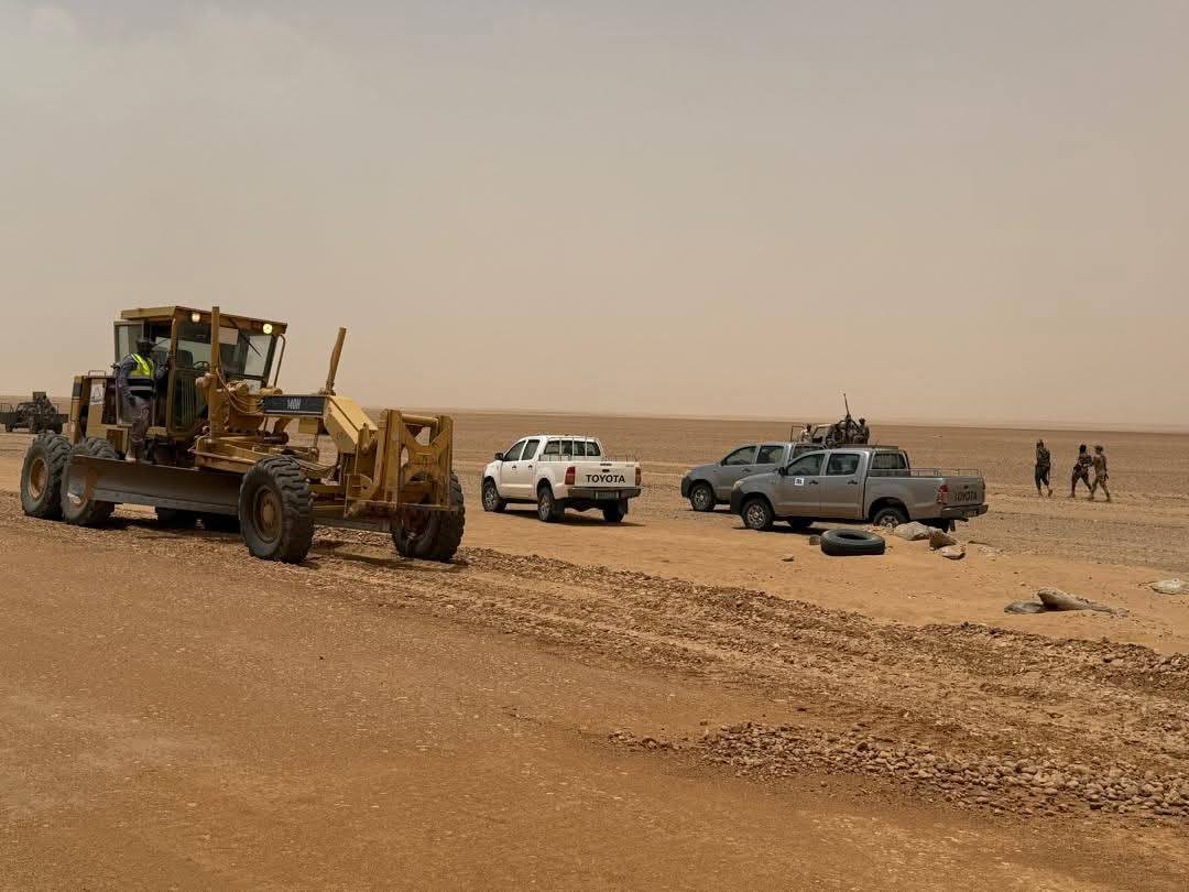 Le Niger finalise le chantier de la Route Transsaharienne Arlit–Assamaka, long de 225 km, avec un taux d’exécution de 85 %. Ce corridor stratégique reliera le pays à l’Algérie et renforcera l’intégration régionale et les échanges commerciaux dans l’espace sahélo-maghrébin