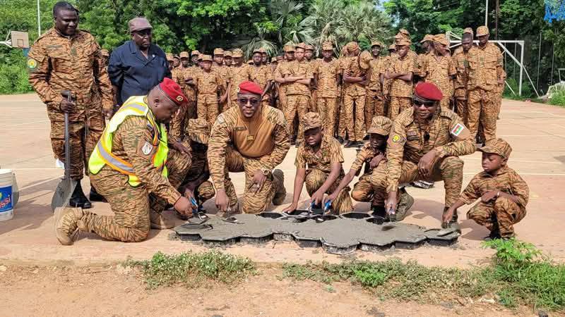 Le lycée Marien N’Gouabi accueille la première édition du Camp Vacances Faso Mêbo, réunissant 410 enfants pour une formation citoyenne mêlant patriotisme, discipline et action concrète.