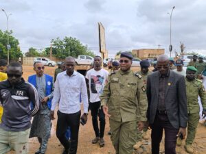 À Niamey, les jeunes de Boukoki Pavé sont célébrés pour avoir pavé leur quartier, une initiative citoyenne exemplaire qui illustre l’impact de l’engagement local sur le développement urbain.