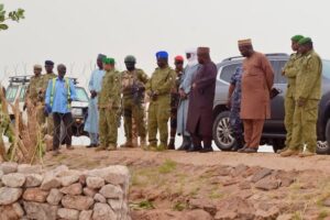 Le Ministre de l’Équipement du Niger supervise les travaux de réhabilitation du corridor Agadez – Zinder, un axe stratégique
