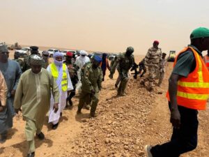 Le Niger finalise le chantier de la Route Transsaharienne Arlit–Assamaka, long de 225 km, avec un taux d’exécution de 85 %. Ce corridor stratégique reliera le pays à l’Algérie et renforcera l’intégration régionale et les échanges commerciaux dans l’espace sahélo-maghrébin