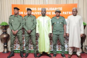 À  Niamey, le FSSP a remis 99 imperméables à la Police Nationale, un don patriotique salué par les forces de sécurité en pleine saison pluvieuse
