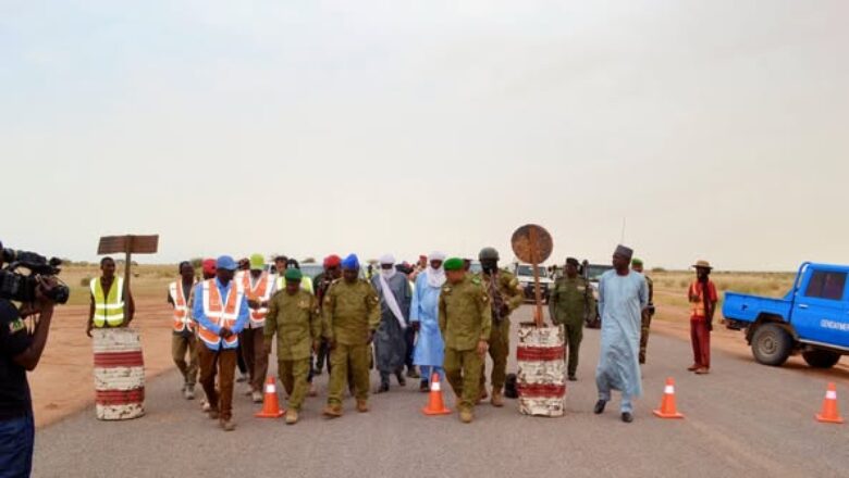 Le Ministre de l’Équipement du Niger supervise les travaux de réhabilitation du corridor Agadez – Zinder, un axe stratégique