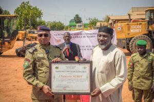 L’Entreprise Morey offre deux engins à Niamey, marquant un tournant dans la modernisation urbaine et le partenariat public-privé.