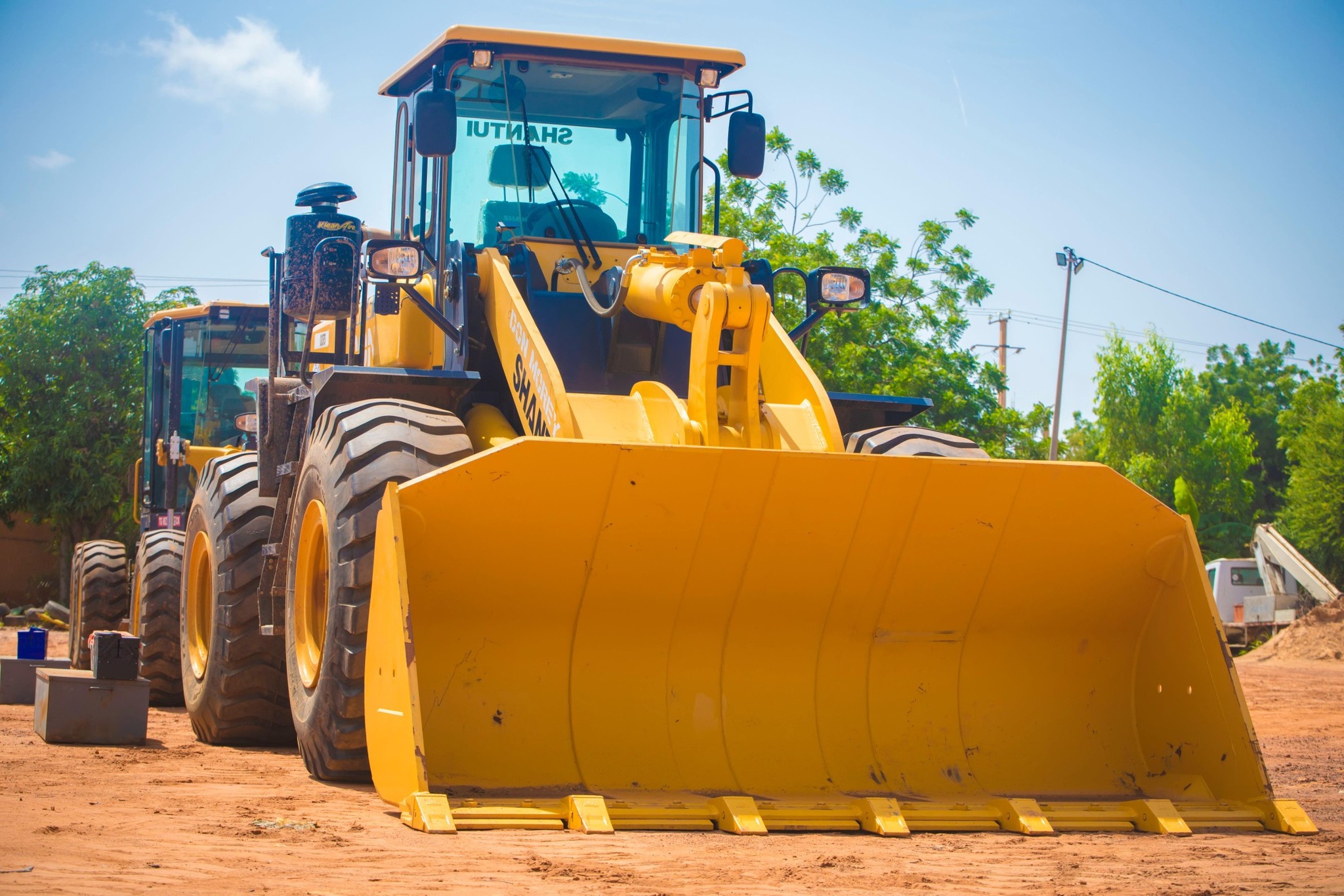 L’Entreprise Morey offre deux engins à Niamey, marquant un tournant dans la modernisation urbaine et le partenariat public-privé.