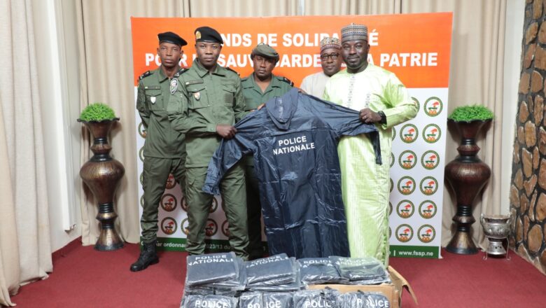 À Niamey, le FSSP a remis 99 imperméables à la Police Nationale, un don patriotique salué par les forces de sécurité en pleine saison pluvieuse