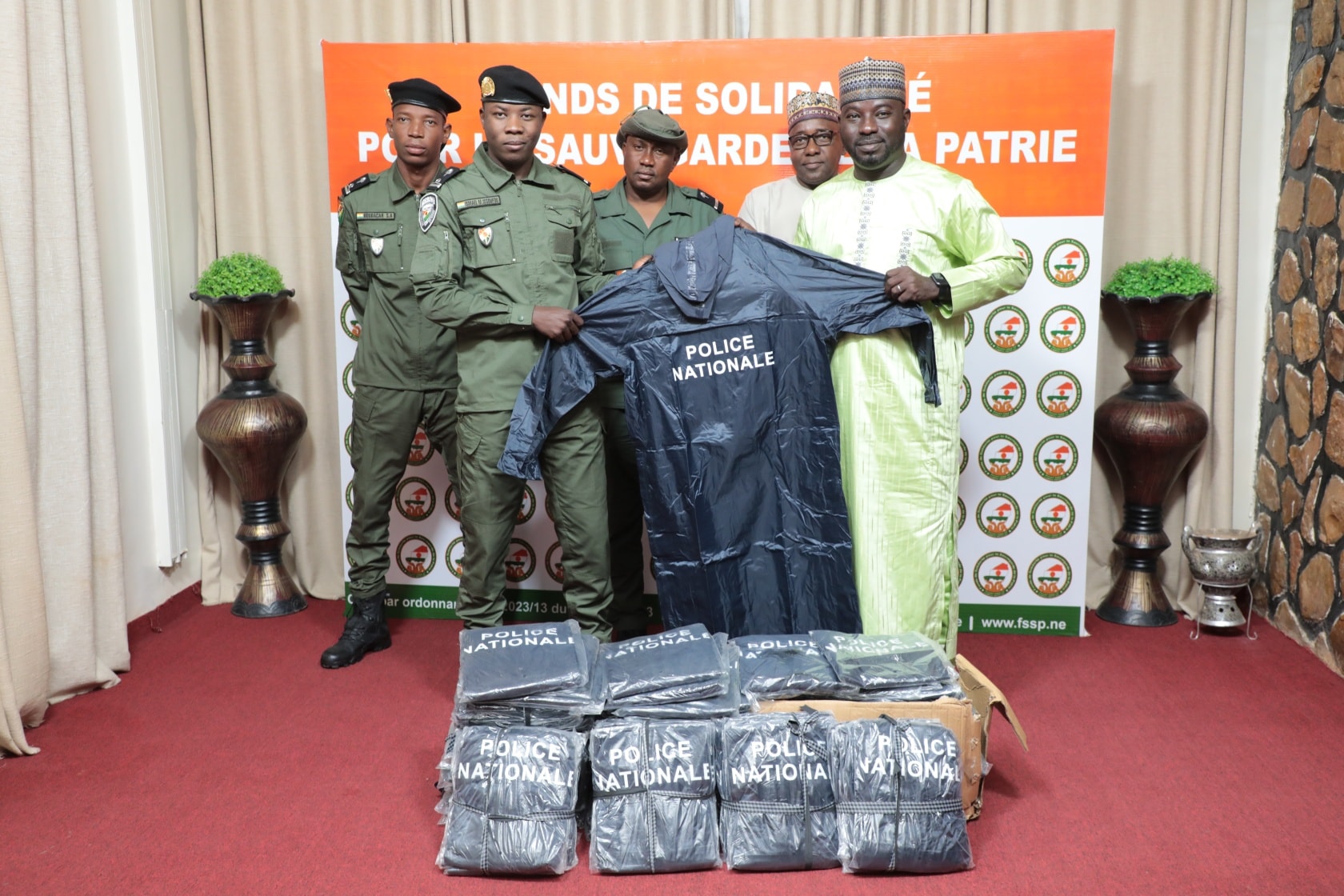 À Niamey, le FSSP a remis 99 imperméables à la Police Nationale, un don patriotique salué par les forces de sécurité en pleine saison pluvieuse