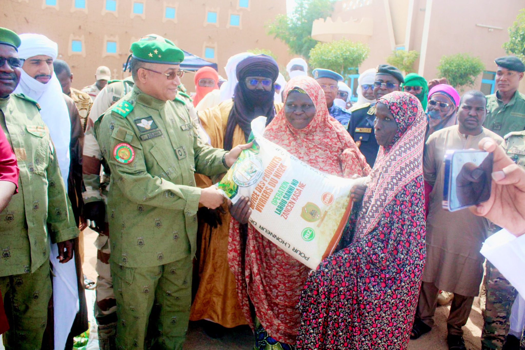 À Agadez, le Niger lance une vaste opération de distribution de céréales pour soutenir plus de 100 000 personnes en situation d’insécurité alimentaire.
