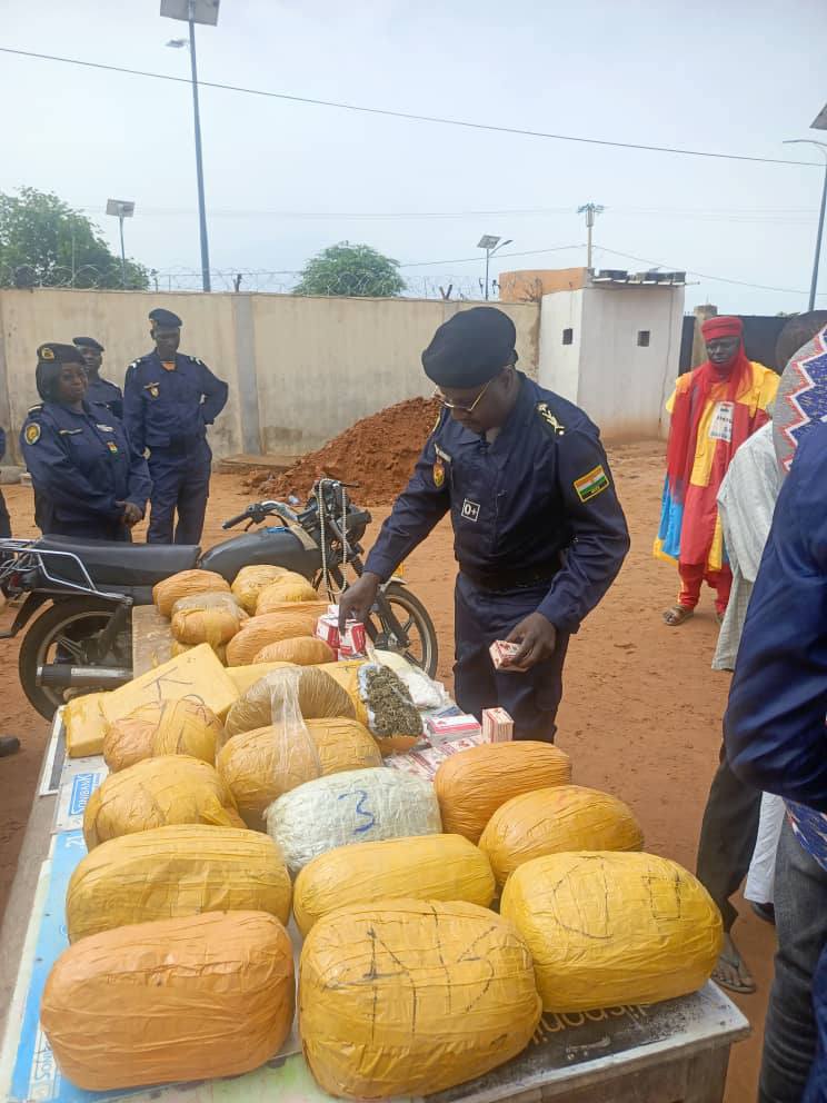 À Konni, la lutte contre les stupéfiants prend une tournure décisive. L’OCRTIS départemental saisit plus de 30 kg de cannabis et des milliers de comprimés illicites, dans une opération saluée par les autorités locales. Une mobilisation exemplaire pour la sécurité et la santé publique.