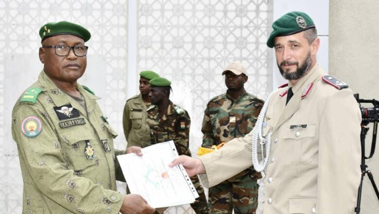 Le Niger honore le Lieutenant-Colonel Tristian Roth pour son rôle clé dans la coopération militaire avec l’Allemagne.