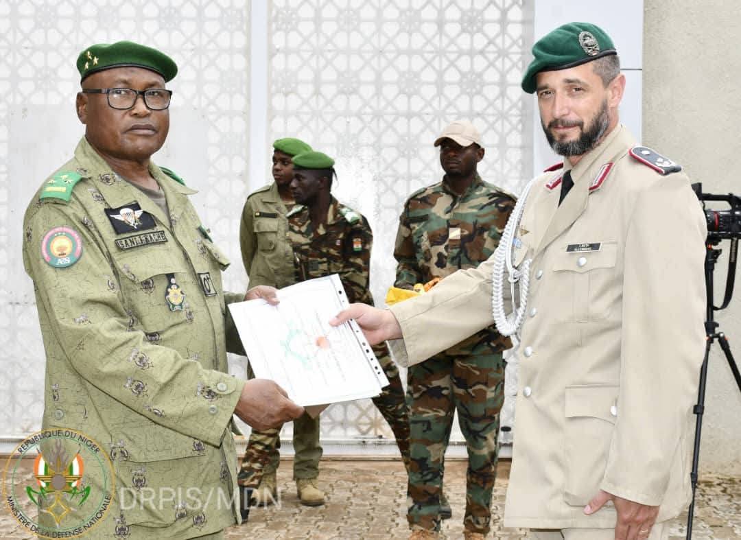 Le Niger honore le Lieutenant-Colonel Tristian Roth pour son rôle clé dans la coopération militaire avec l’Allemagne.