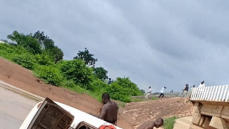 Un bus de transport chute du pont Nakambé près de Ouagadougou, faisant deux morts et neuf blessés, ravivant les inquiétudes sur la sécurité routière au Burkina Faso.