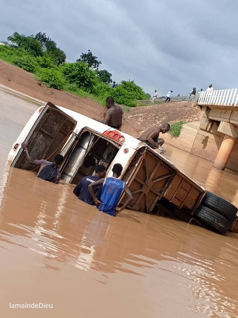 Un bus de transport chute du pont Nakambé près de Ouagadougou, faisant deux morts et neuf blessés, ravivant les inquiétudes sur la sécurité routière au Burkina Faso.