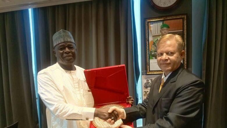 À Niamey, le Ministre délégué chargé du budget reçoit l’ambassadeur de l’Inde pour une audience diplomatique marquée par des échanges cordiaux et un geste symbolique. Une rencontre qui renforce les liens entre les deux pays et ouvre des perspectives territoriales en matière de coopération économique.